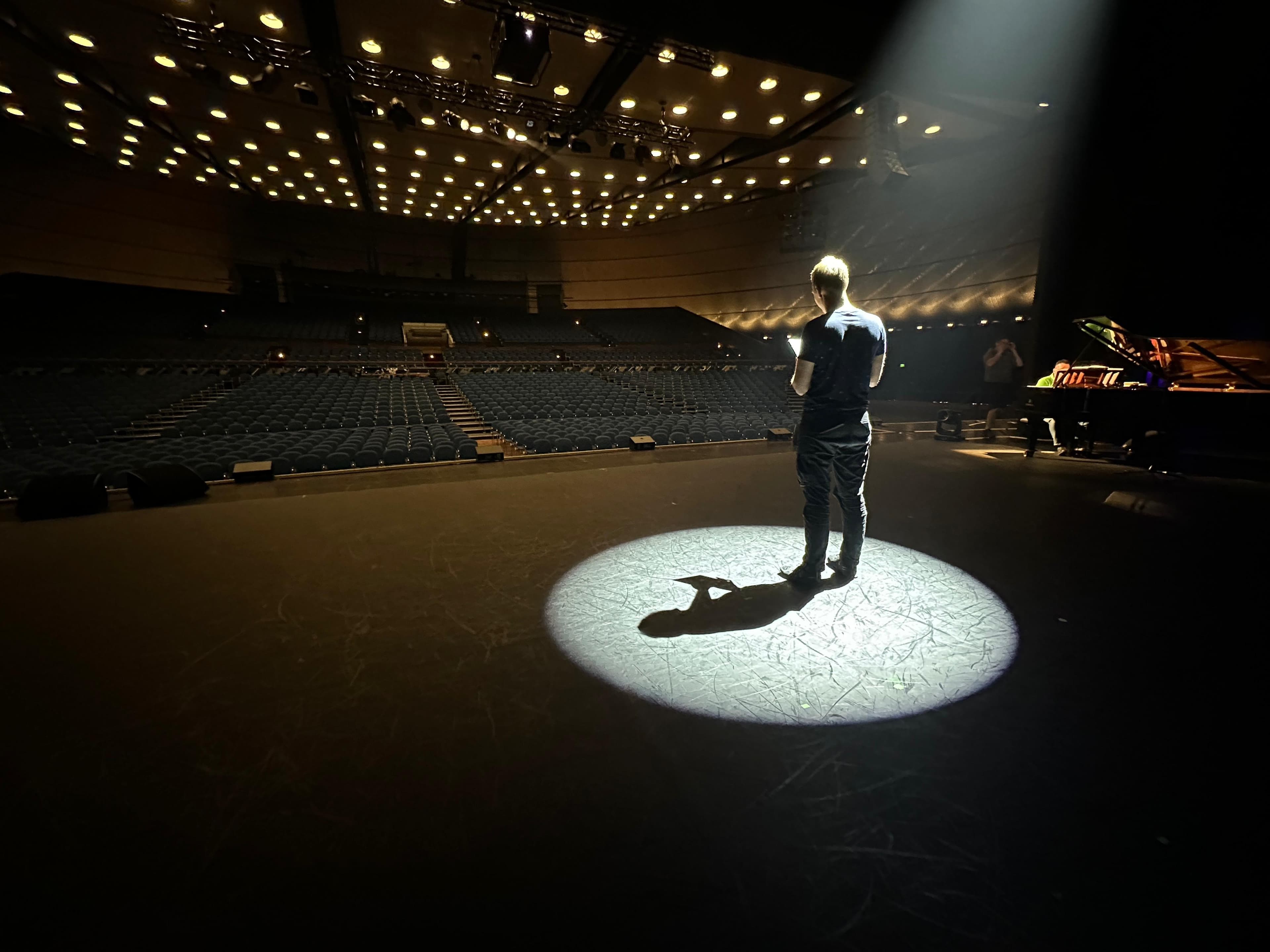 Ole Meißner im Spotlight auf der Bühne